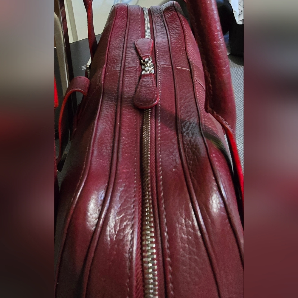 Elegant Loewe Senda Leather Handbag - Picture 9 of 15